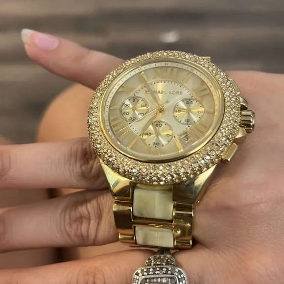 Michael Kors gold watch - Picture 3 of 4